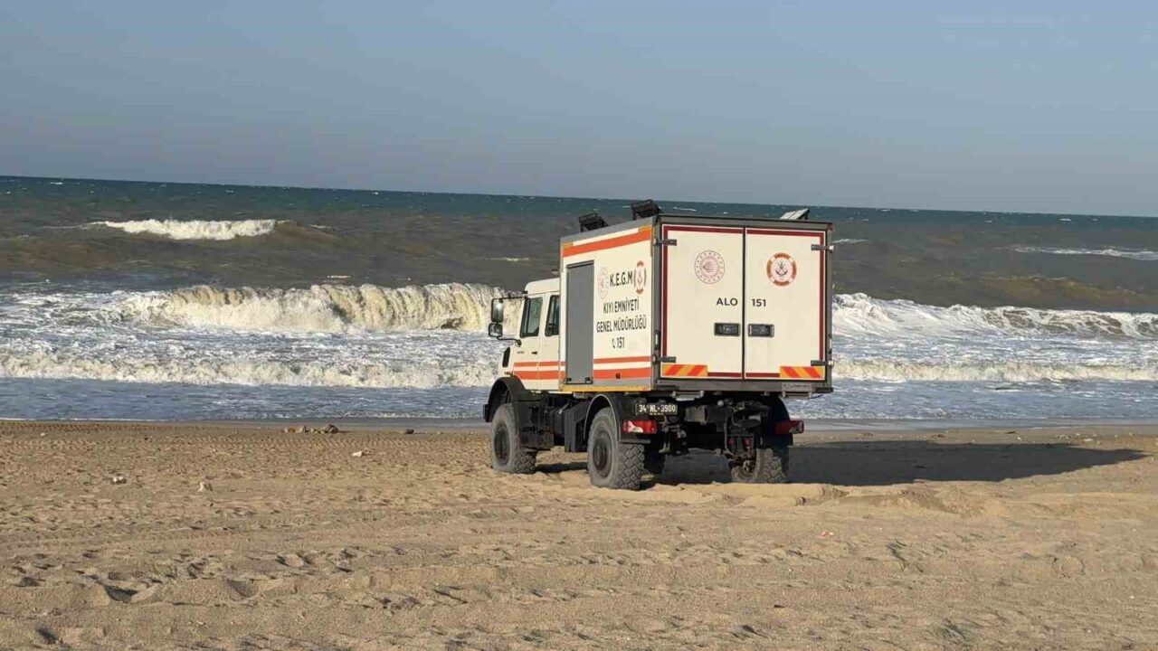 Arnavutköy Karaburun Plajı’nda yasak olmasına rağmen denize giren bir kişi