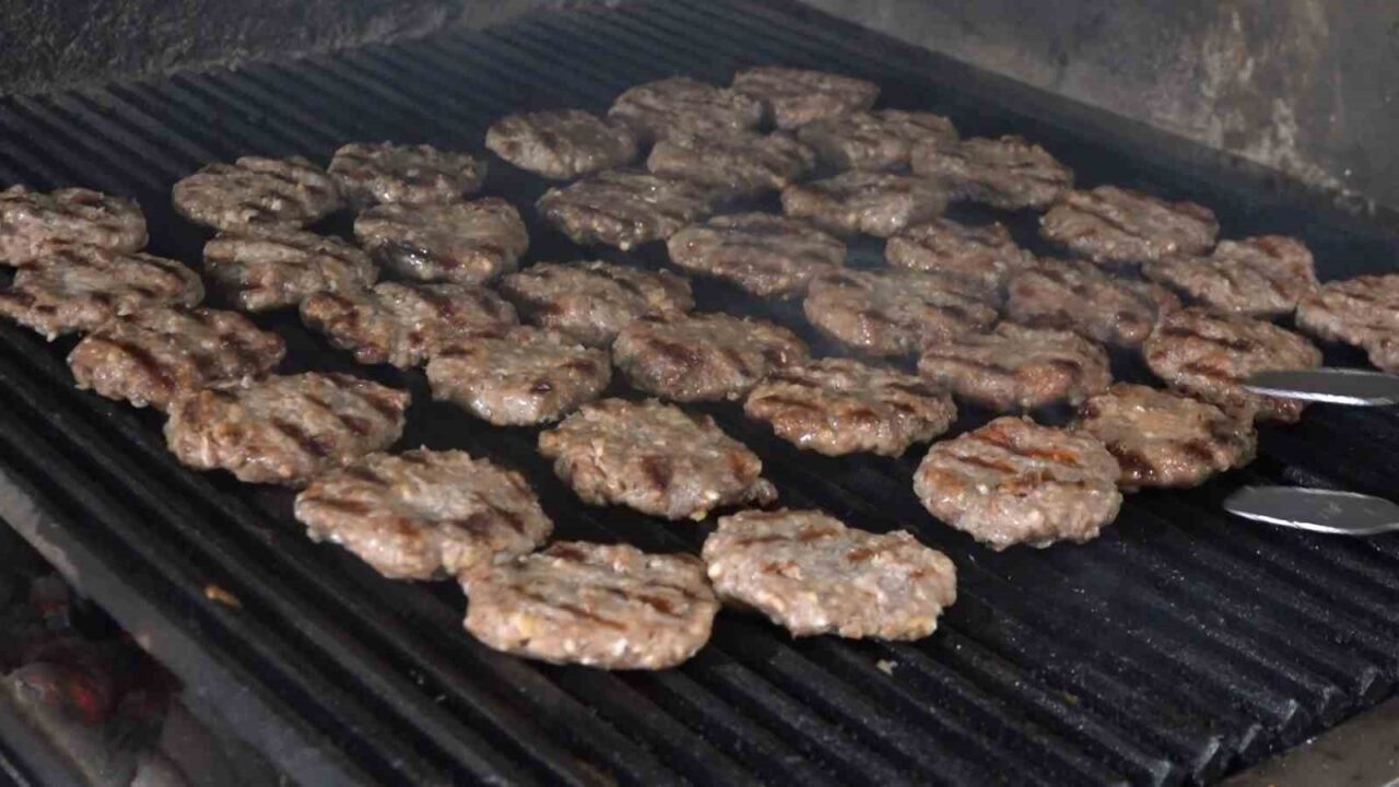 Rize’de köfteci vatandaş, 1950’li yıllarda babasının el arabasında başladığı işini