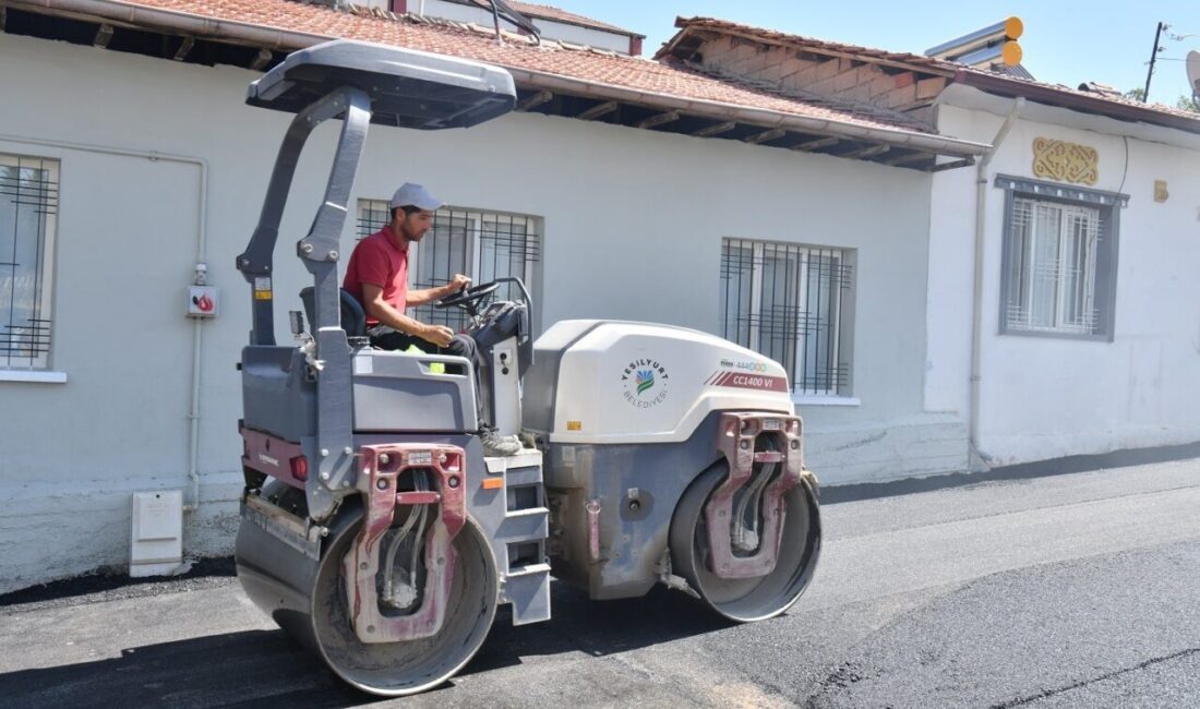 Yeşilyurt Belediyesi, Aşağıbağlar Mahallesi’nde başlattığı sıcak asfalt çalışmalarıyla bölgenin ulaşım