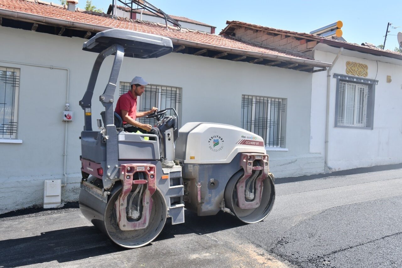 Yeşilyurt Belediyesi, Aşağıbağlar Mahallesi’nde başlattığı sıcak asfalt çalışmalarıyla bölgenin ulaşım