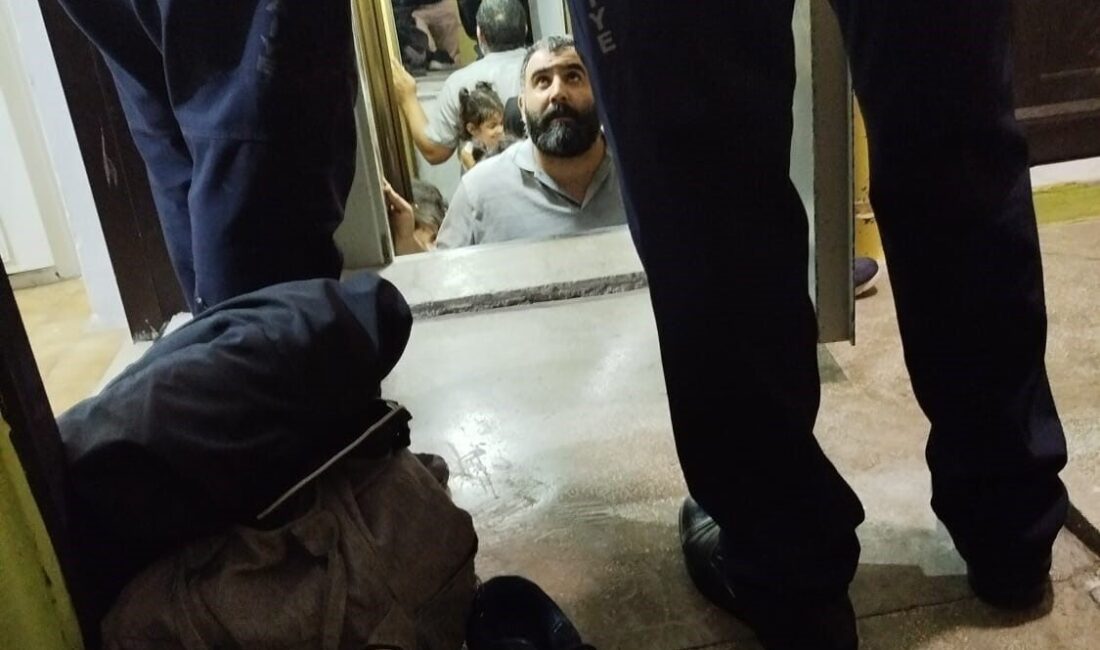 Elazığ’da asansörde kalan aile, itfaiye ekipleri tarafından kurtarıldı. Olay, merkeze