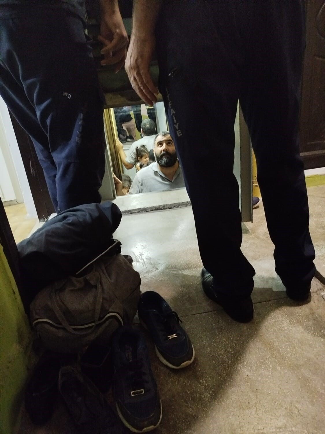 Elazığ’da asansörde kalan aile, itfaiye ekipleri tarafından kurtarıldı. Olay, merkeze