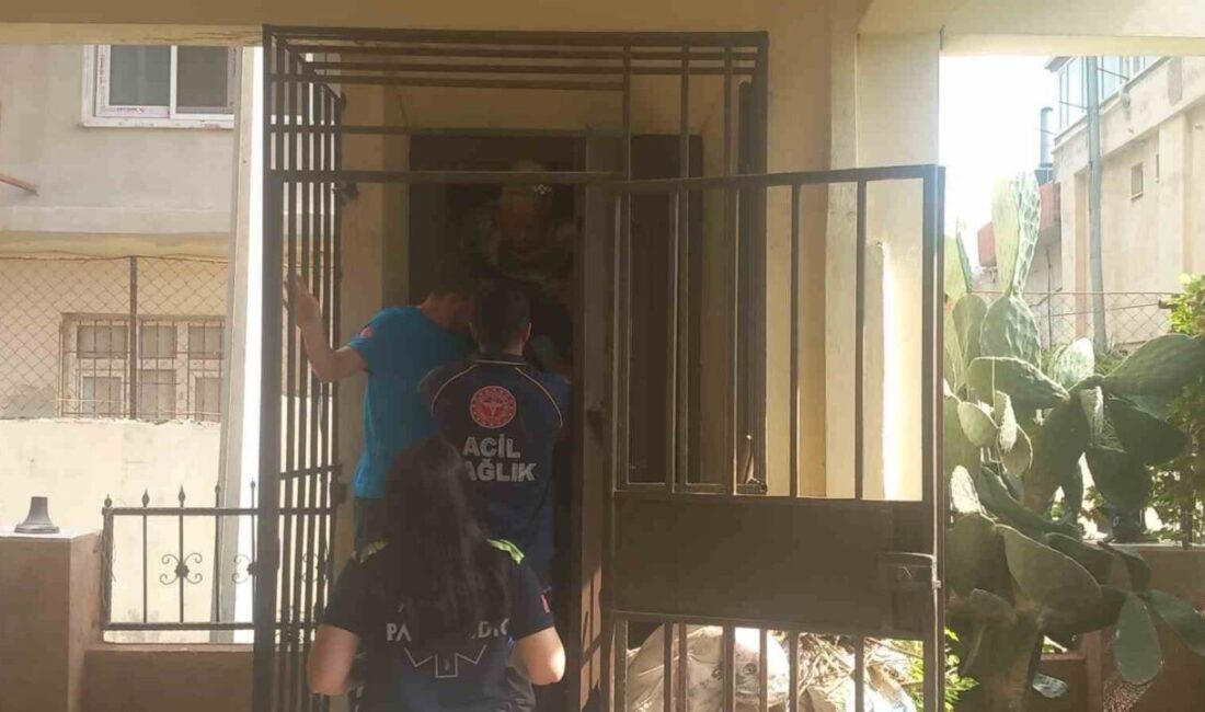 Hatay’ın Samandağ ilçesinde asansörde mahsur kalan yaşlı kadın ve çocuk,