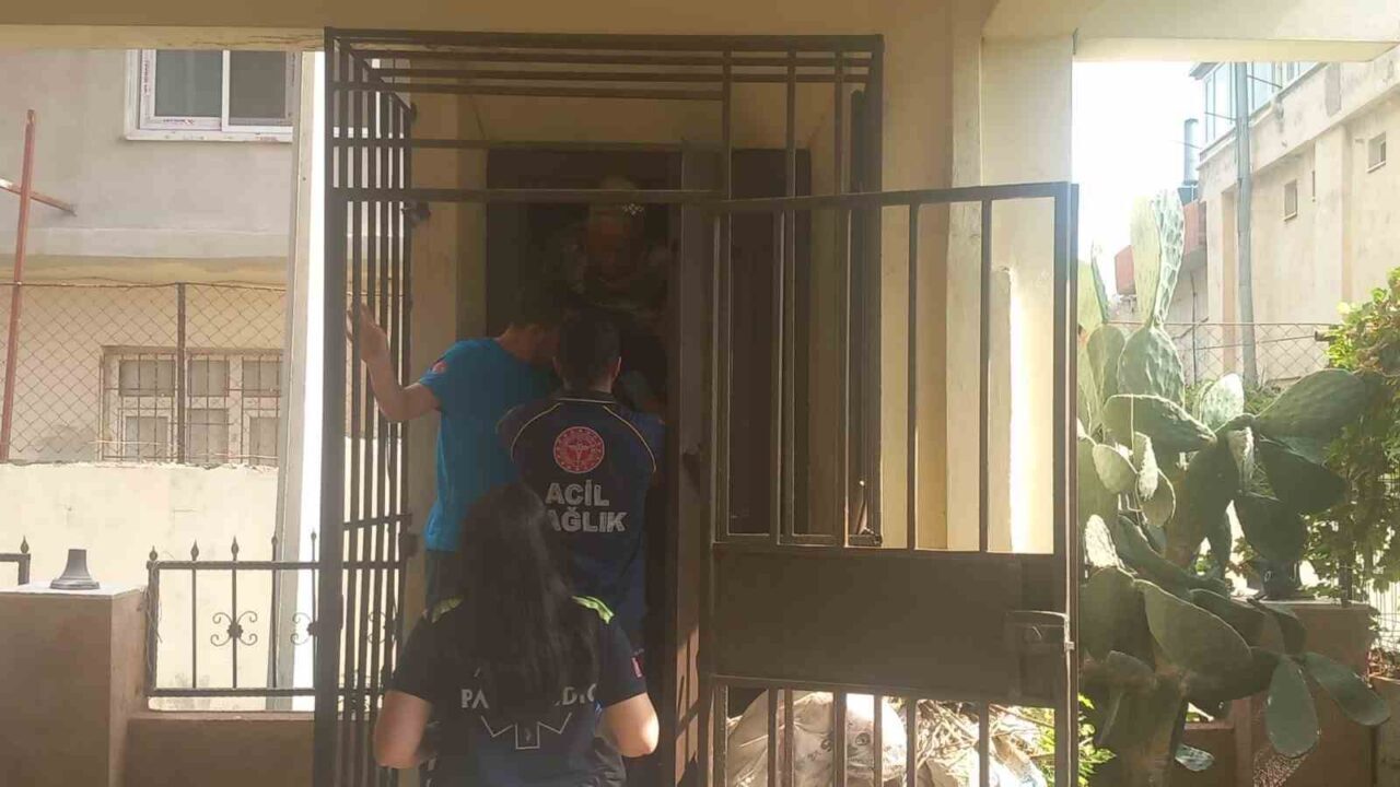 Hatay’ın Samandağ ilçesinde asansörde mahsur kalan yaşlı kadın ve çocuk,