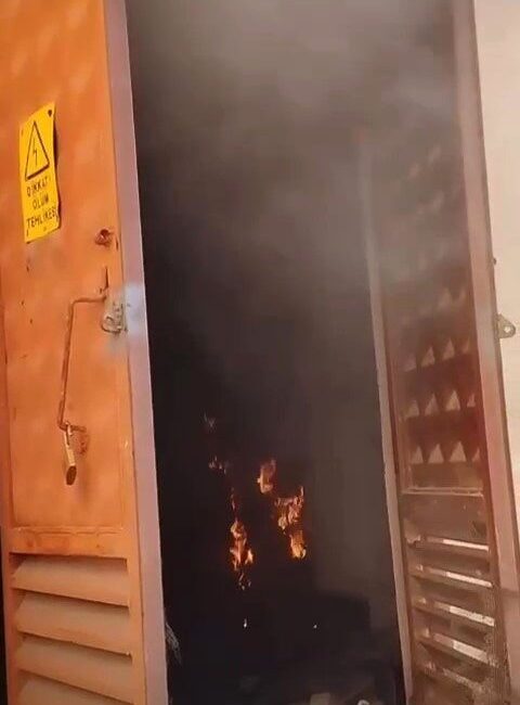 Hatay’da sıcak havanın etkisiyle, elektrik kullanımının artmasıyla elektrik trafosu alevlere