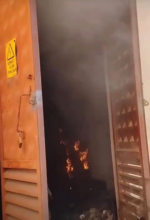Hatay’da sıcak havanın etkisiyle, elektrik kullanımının artmasıyla elektrik trafosu alevlere
