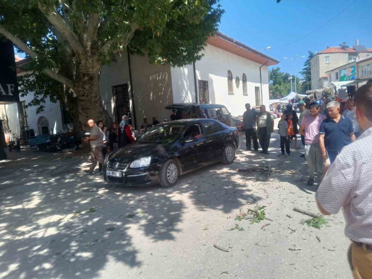 Isparta’nın Şarkikaraağaç ilçesinde asırlık çınar ağacının dalı koparak seyir halindeki