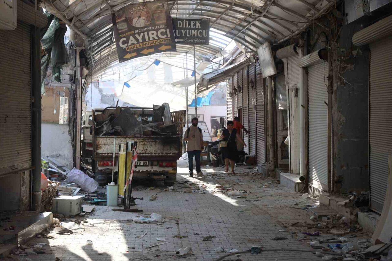 Hatay’da asrın felaketinin ardından hasar alan tarihi Uzun Çarşı’da, restorasyon
