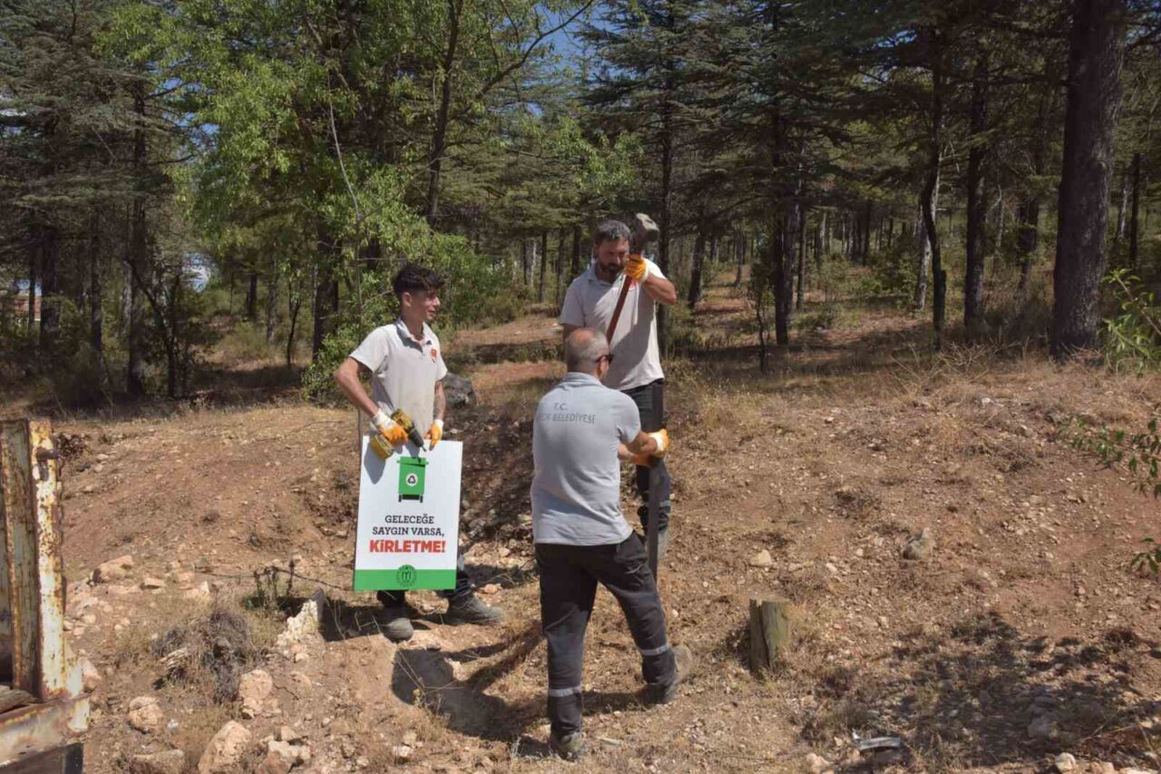 Bilecik Belediyesi tarafından Atatürk Ormanı’nda farklı noktalara bilgilendirici ve uyarıcı