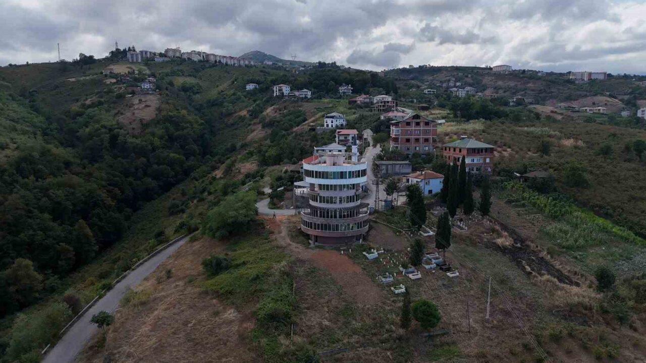 Trabzon’un Akçaabat ilçesi Söğütlü Mahallesi’nde kapanan belde belediyesi tarafından sosyal