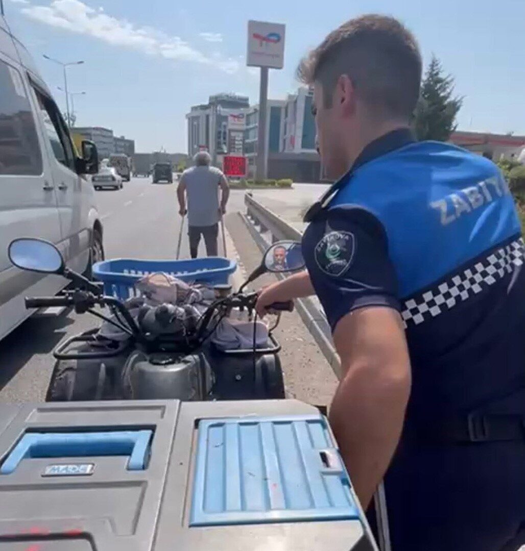 Çayırova Belediyesi Zabıta Müdürlüğü ekipleri, ATV’si arızalanarak yolda kalan özel