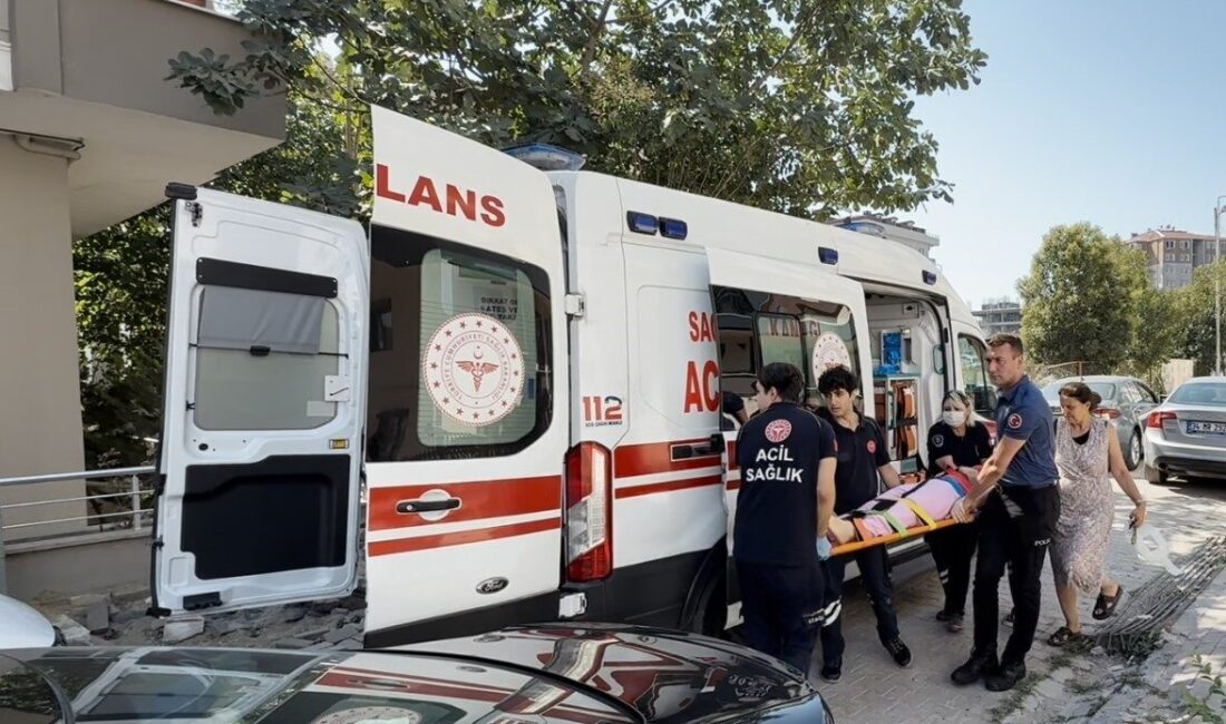 İstanbul Avcılar’da cam temizliği yapan kadın dengesini kaybederek aşağıya düştü.