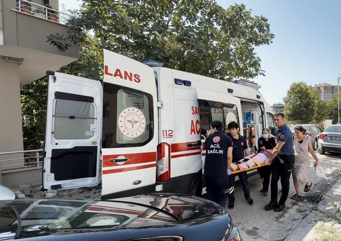 İstanbul Avcılar’da cam temizliği yapan kadın dengesini kaybederek aşağıya düştü.