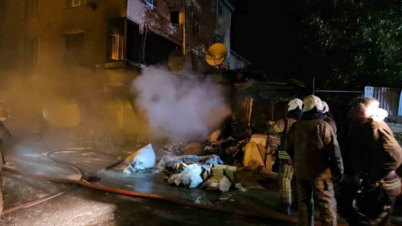 Avcılar’da bir çorap atölyesinde başlayan yangın, kumaş ve ipliklerin alev