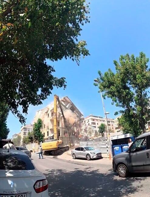 İstanbul Avcılar’da kentsel dönüşüm kapsamında iş makinesi ile yıkımı yapılan