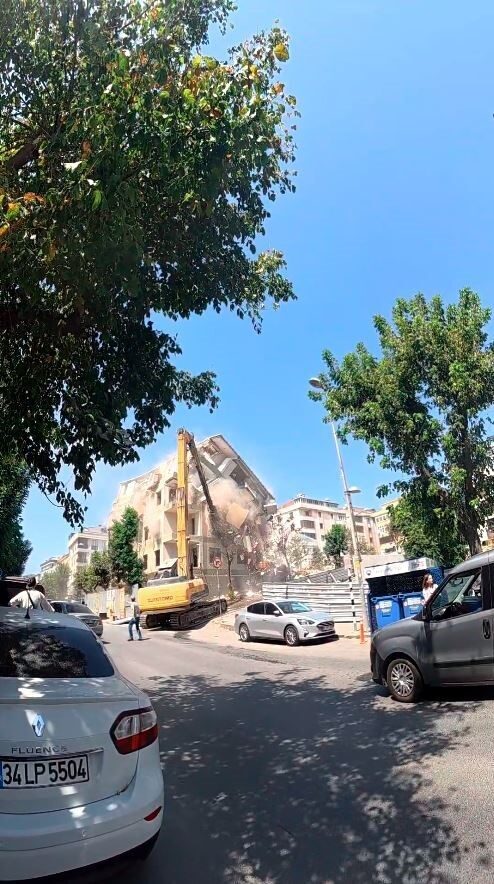 İstanbul Avcılar’da kentsel dönüşüm kapsamında iş makinesi ile yıkımı yapılan
