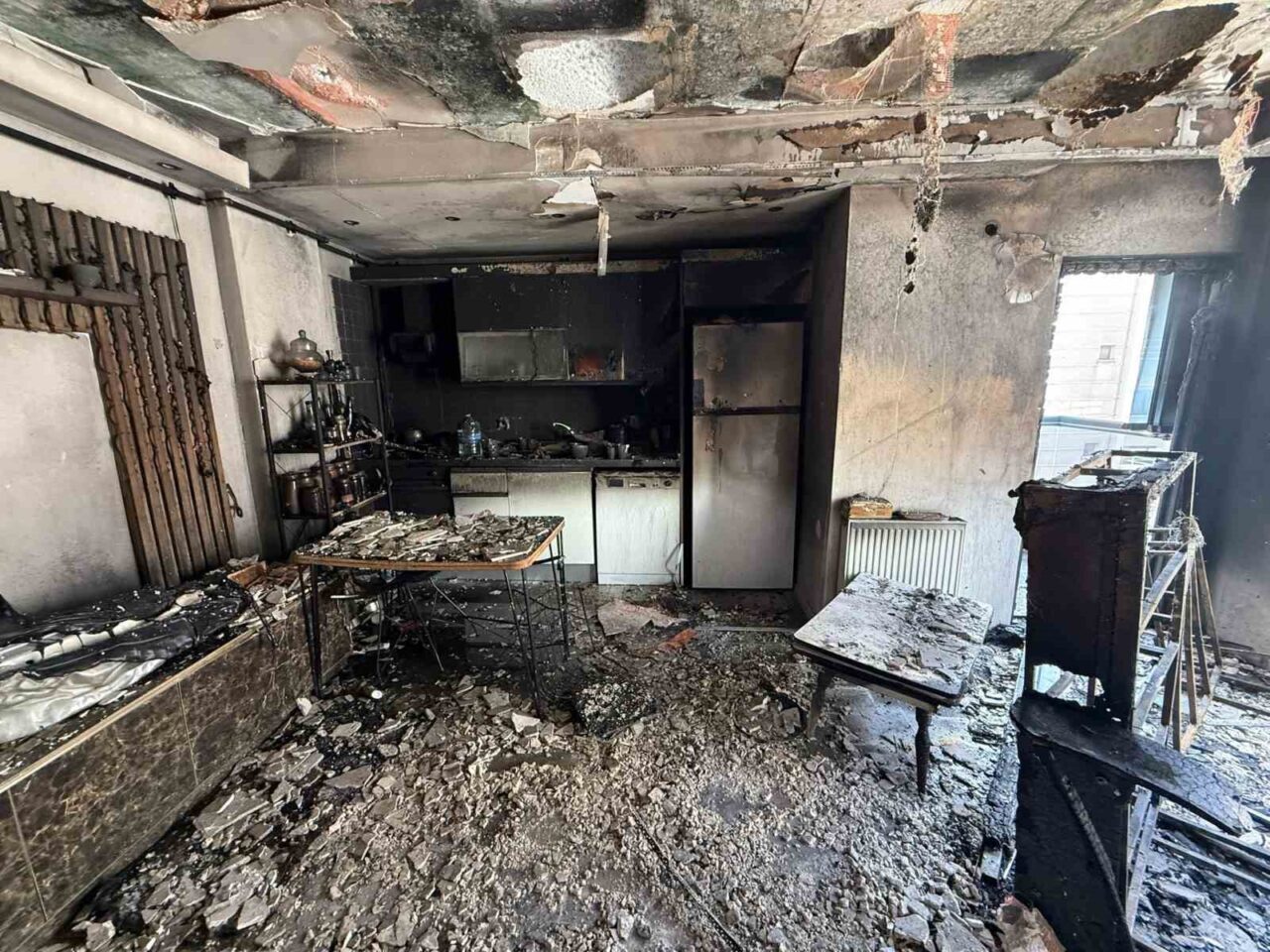 Avcılar’da bir evde çıkan yangında Raşo isimli kedi, bağrışları ile