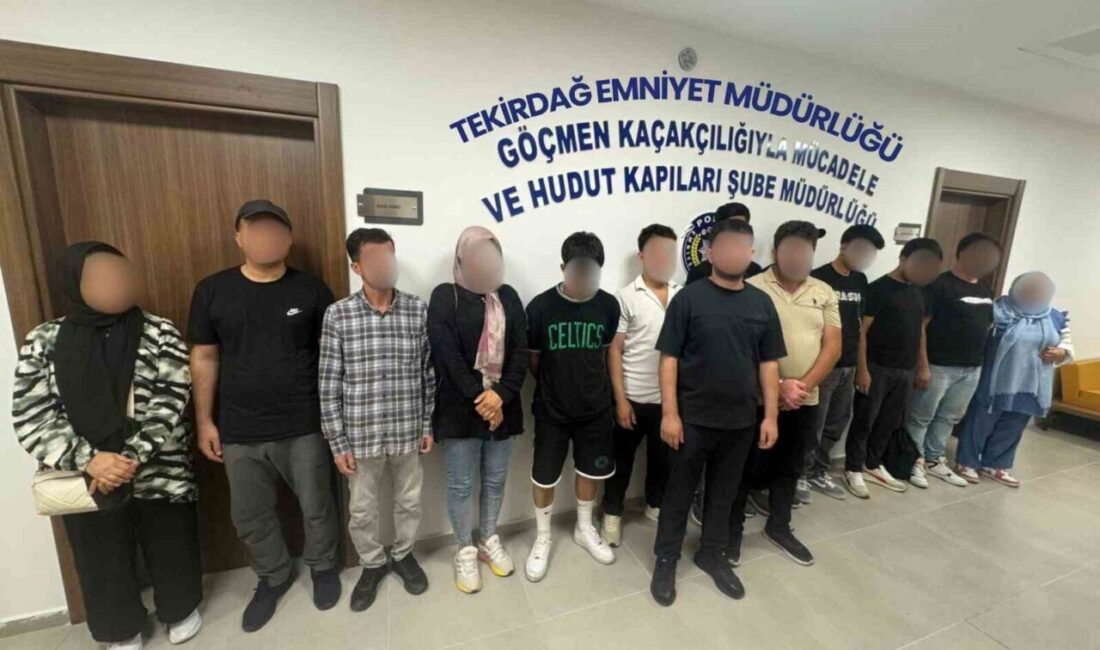 Tekirdağ’da düzenlenen operasyonda kamyonet kasasında 19 düzensiz göçmen yakalanırken, göçmen