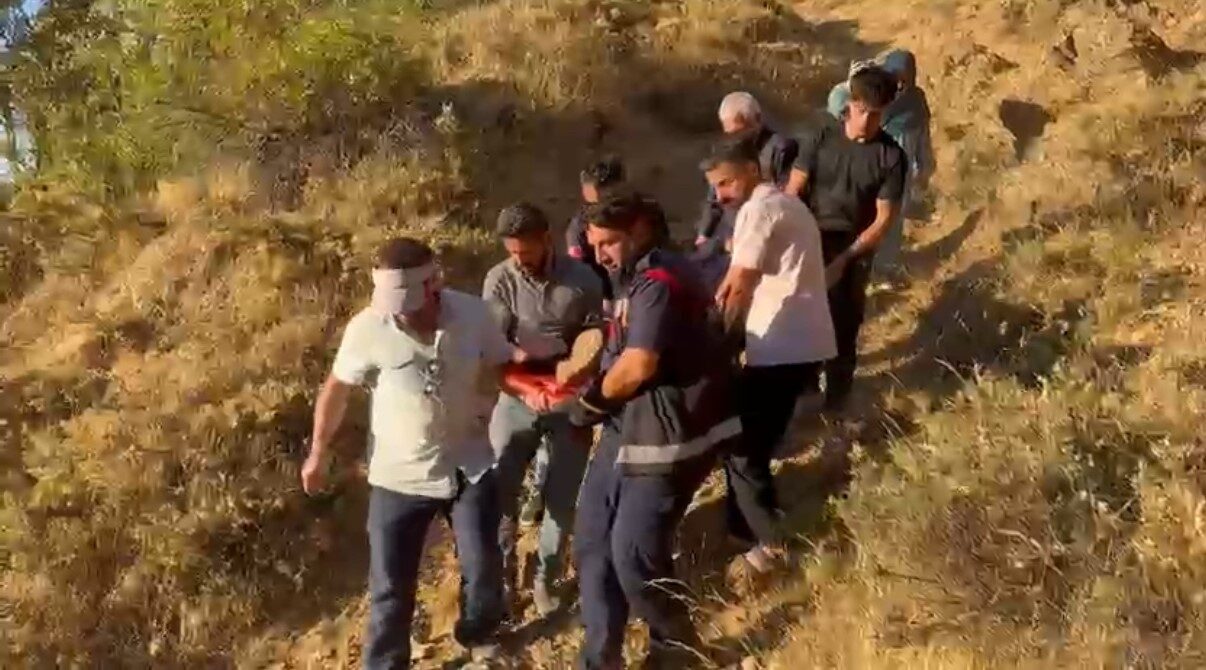 Bitlis’in Tatvan ilçesinde gezi sırasında ayağı burkularak kayalıklarda mahsur kalan