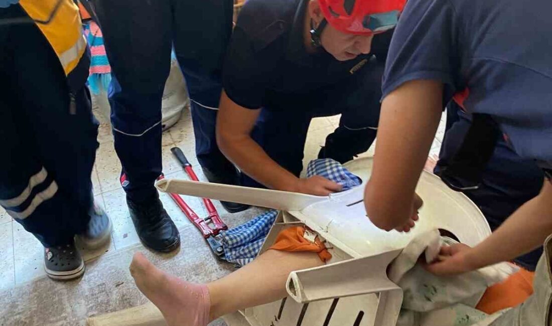 Hatay’da ayağını plastik sandalyeye sıkıştıran vatandaşın imdadına itfaiye yetişti. Olay,