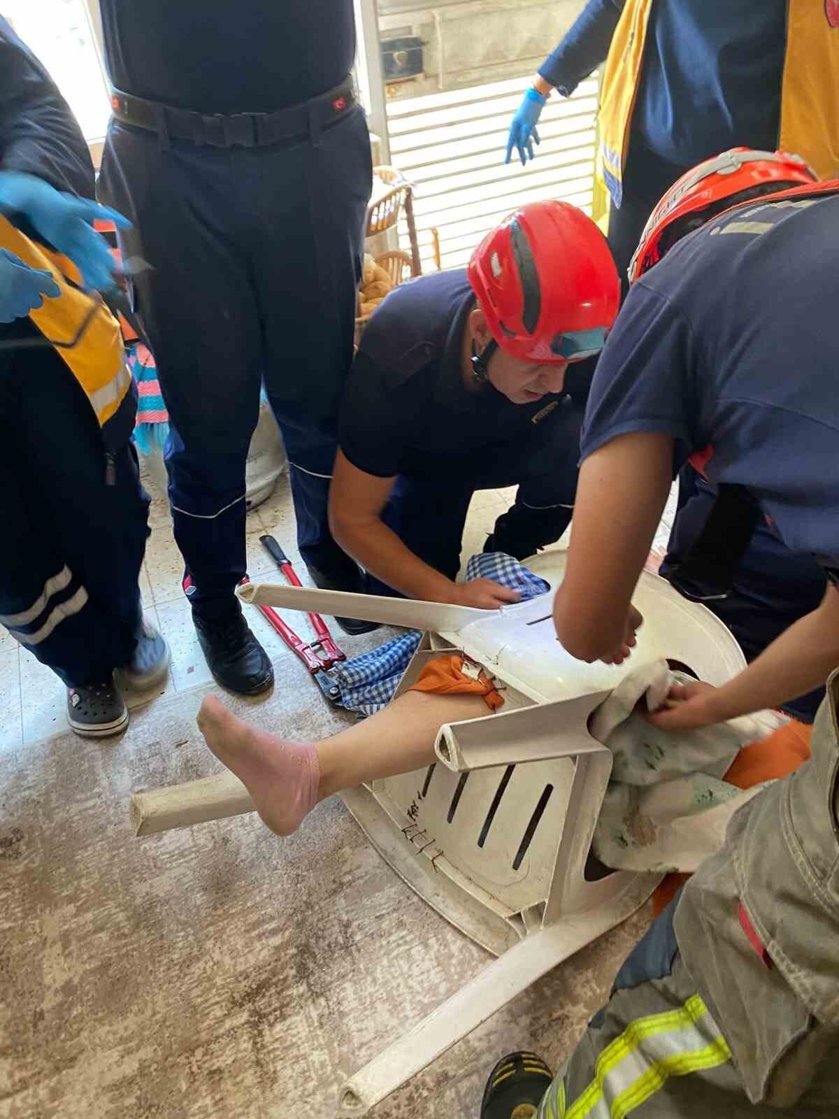 Hatay’da ayağını plastik sandalyeye sıkıştıran vatandaşın imdadına itfaiye yetişti. Olay,