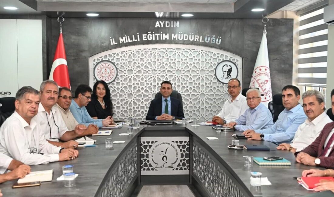 Aydın İl Milli Eğitim Müdürü Mehmet Yiğit, birim amirleri ve
