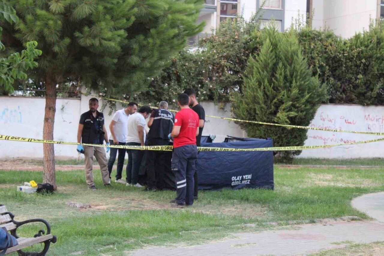 Aydın’ın Efeler ilçesindeki bir parkta yerde hareketsiz şekilde yatan 54