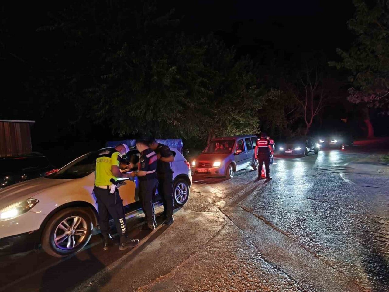 Aydın’ın Efeler ilçesinde jandarma ekiplerince yapılan ’Sıcak Nokta’ uygulamasında 476