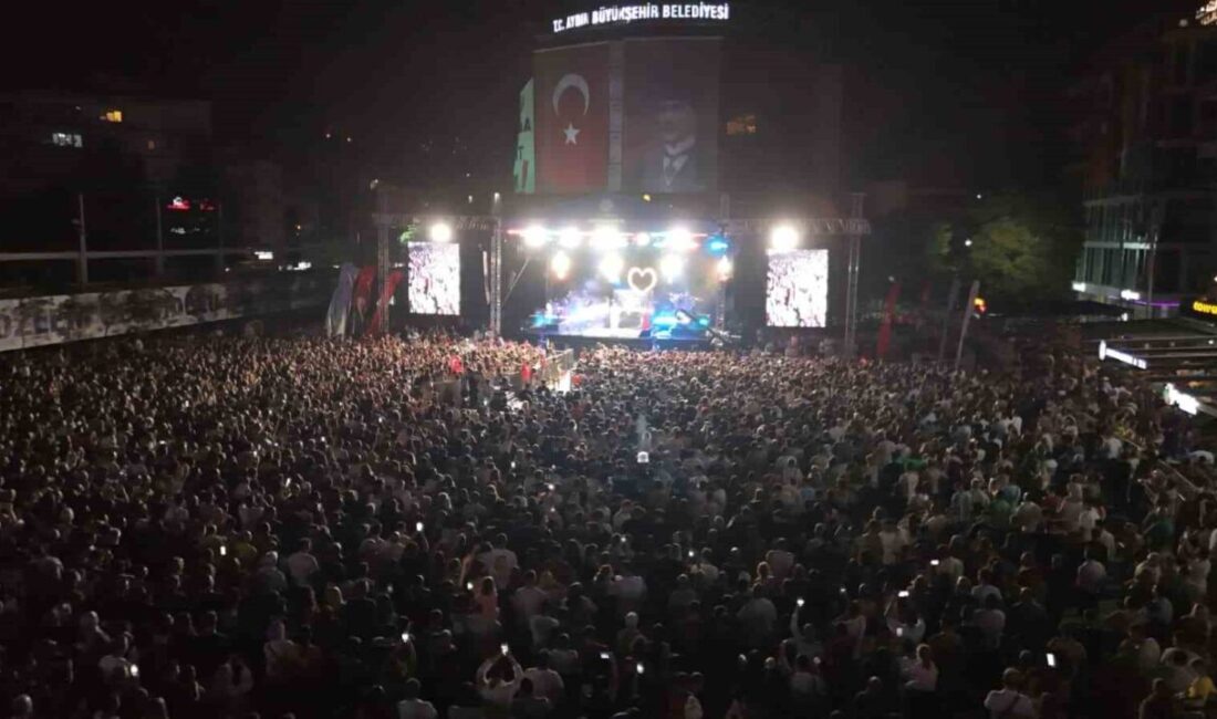 Aydın Büyükşehir Belediyesi’nin düzenlediği 30 Ağustos Zafer Bayramı etkinliklerinde Atatürk