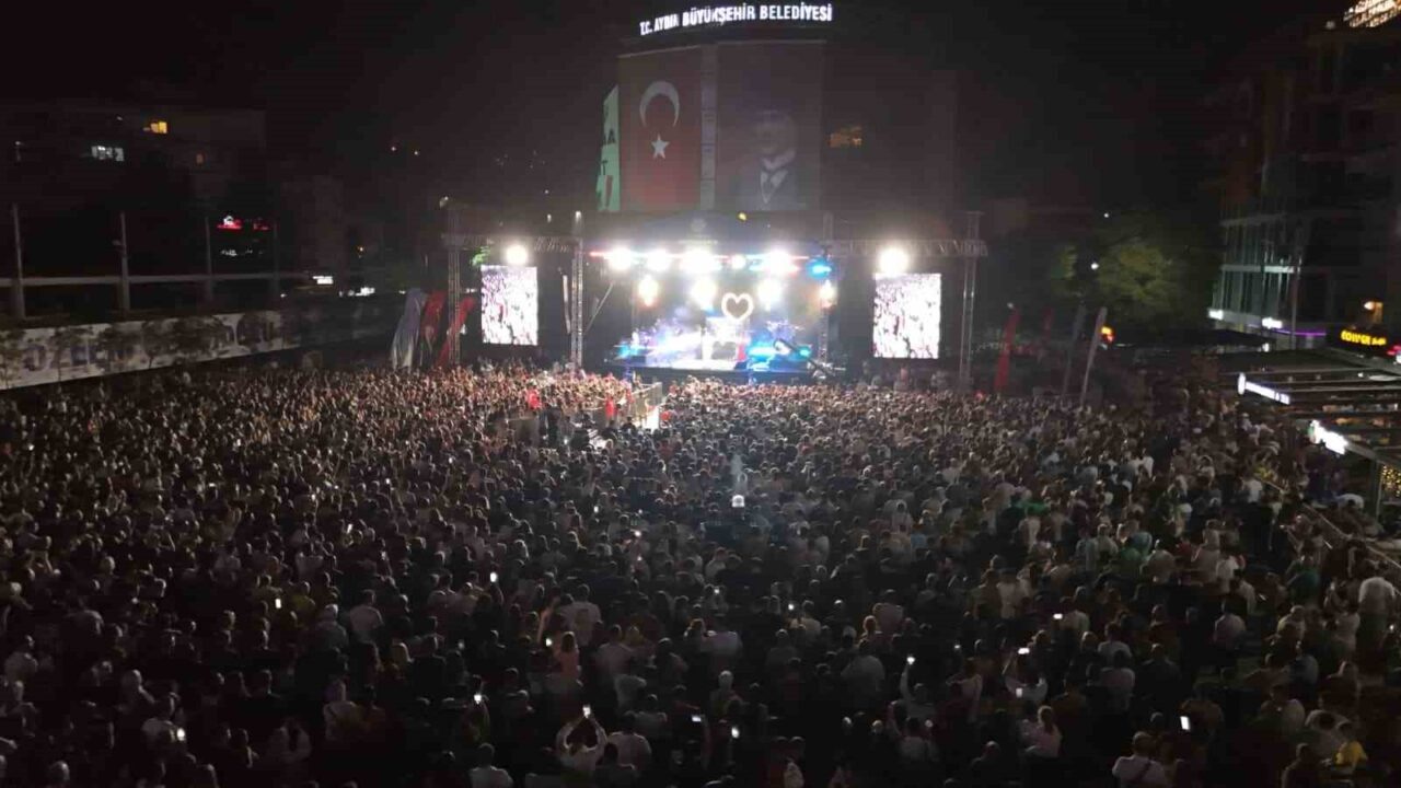 Aydın Büyükşehir Belediyesi’nin düzenlediği 30 Ağustos Zafer Bayramı etkinliklerinde Atatürk