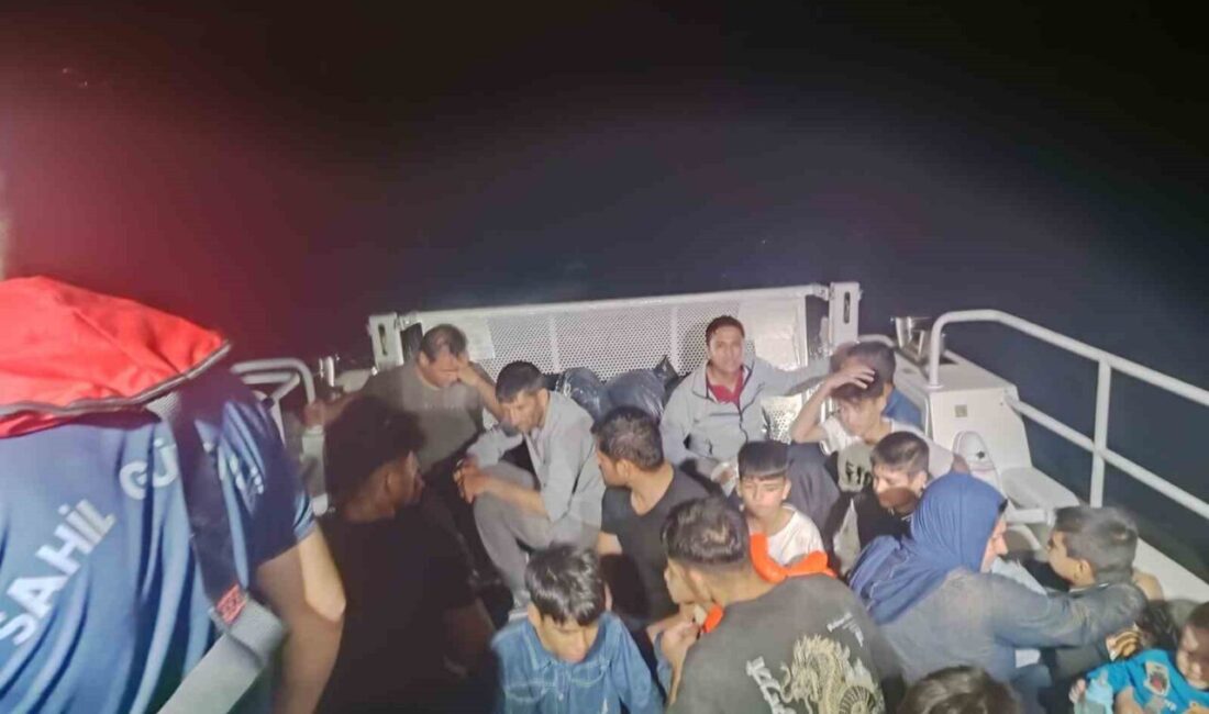 Çanakkale’nin Ayvacık ilçesi açıklarında Sahil Güvenlik Komutanlığı ekiplerince lastik botlar