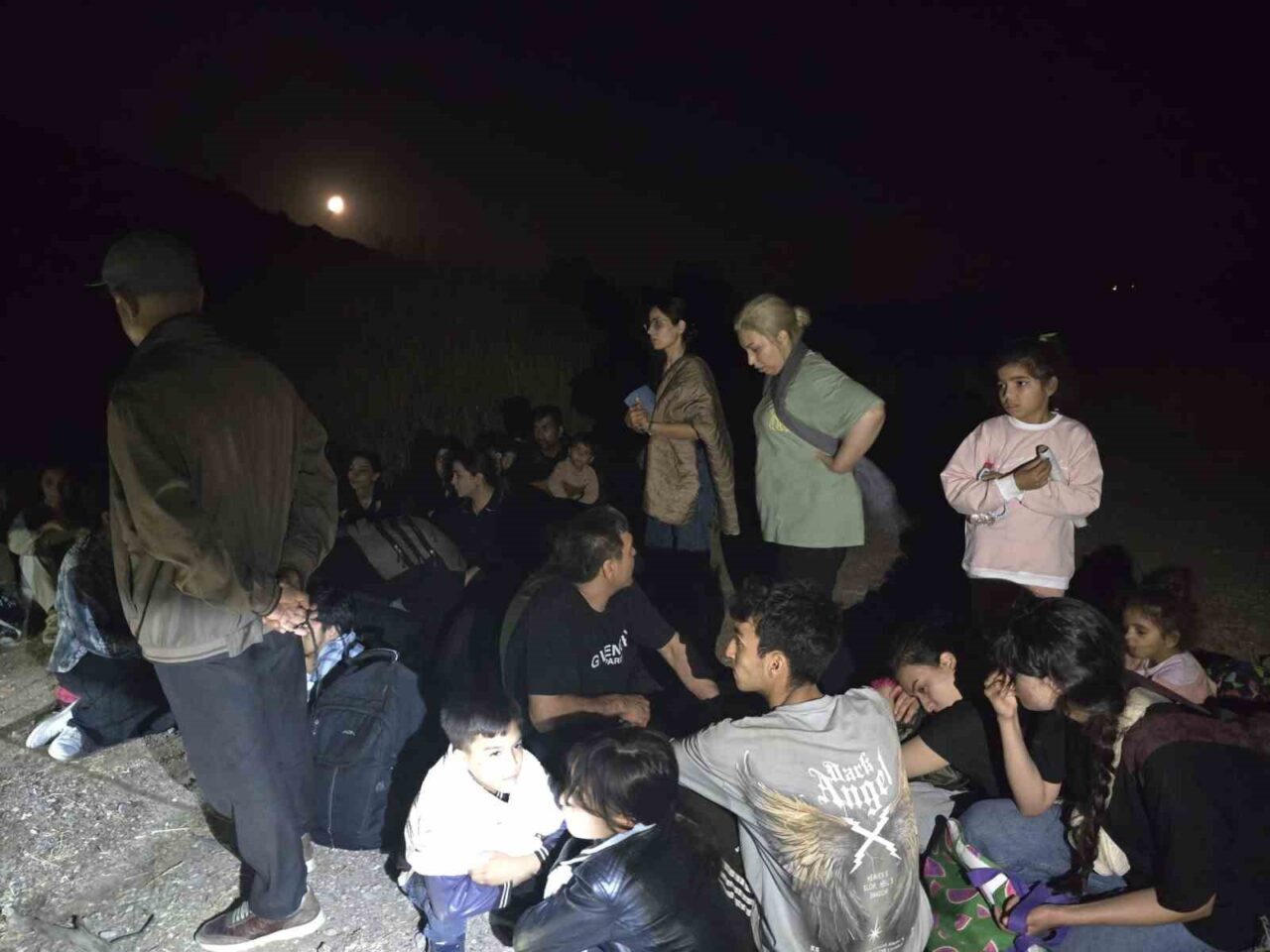 Çanakkale’nin Ayvacık ilçesinde 14’ü çocuk 32 kaçak göçmen yakalandı. Ayvacık