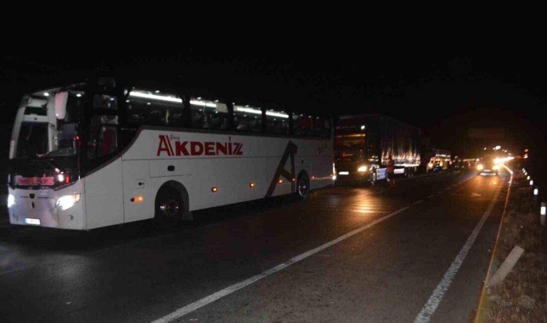 Balıkesir’in Ayvalık ilçesinde kırmızı ışıkta beklerken meydana gelen zincirleme trafik