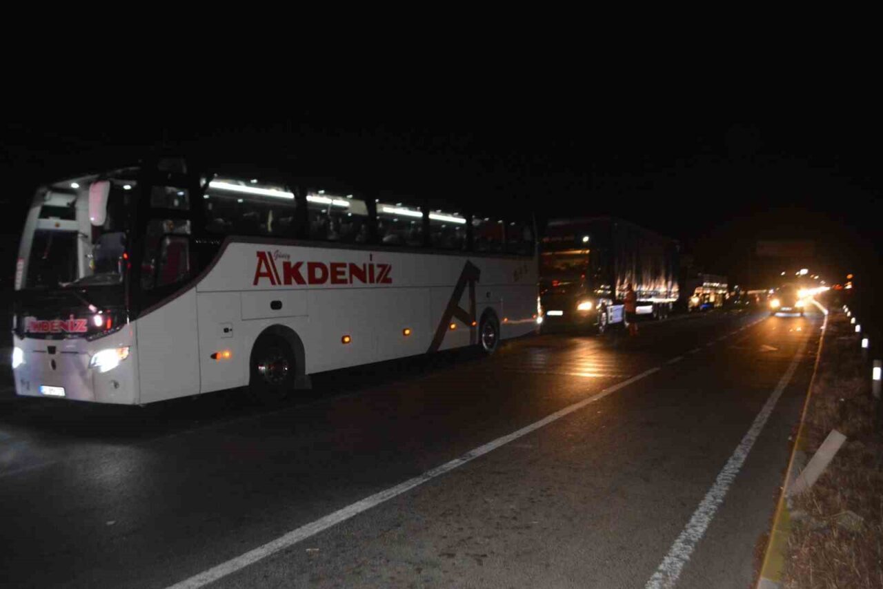 Balıkesir’in Ayvalık ilçesinde kırmızı ışıkta beklerken meydana gelen zincirleme trafik