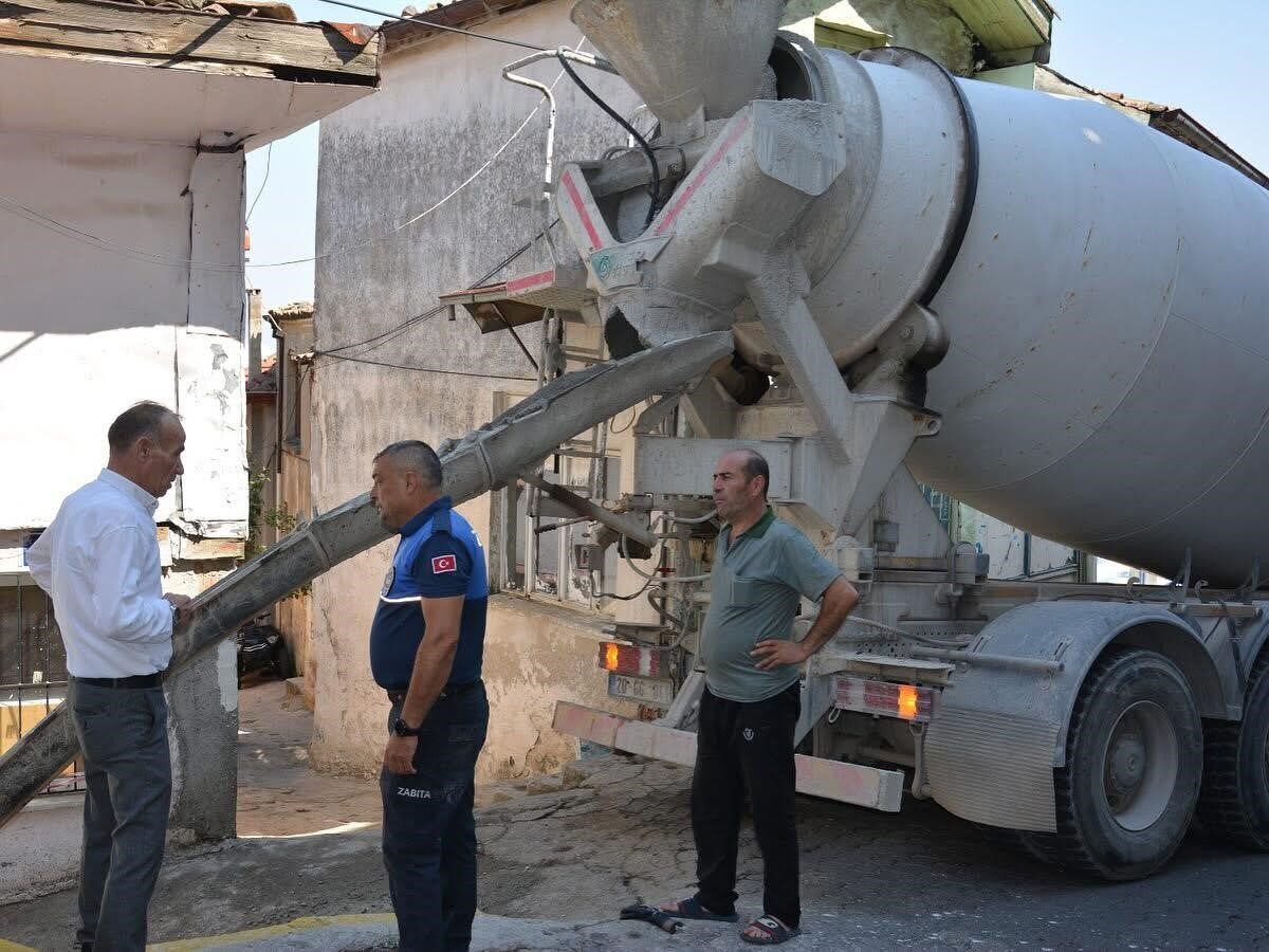 Babadağ Belediyesi vatandaşlardan gelen talepler üzerine yol çalışmalarını sürdürüyor. Zorlu