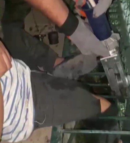 Kahramanmaraş’ta bacağı demir mazgala girerek sıkışan çocuk, itfaiye ekiplerince kurtarıldı.