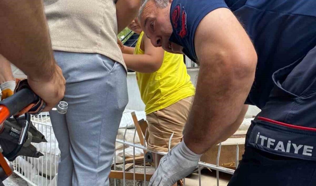 Isparta’da apartman girişindeki demir korkulukların üzerinden atlamak isteyen çocuğun bacağına