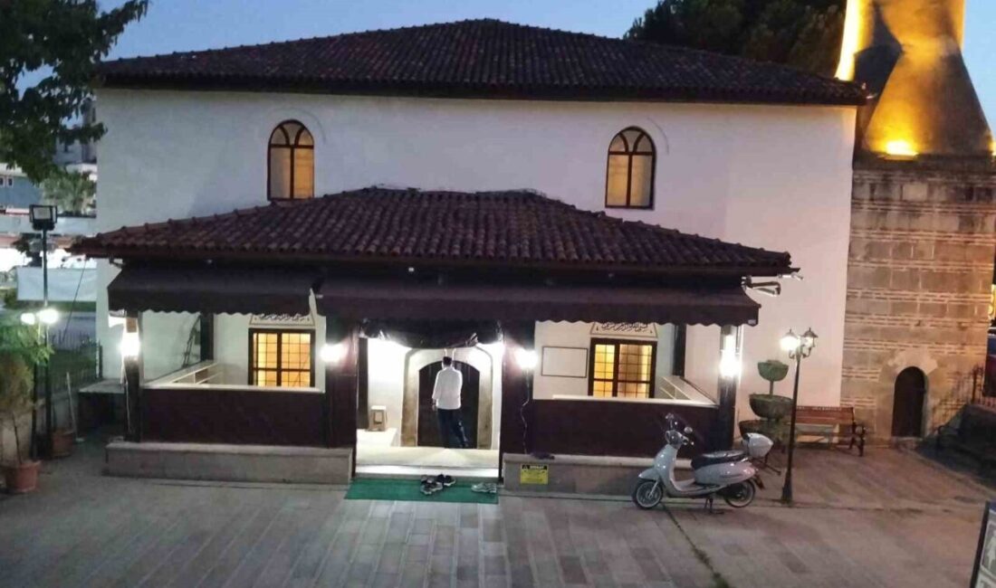 Samsun’un Bafra ilçesinde camiden hasır çalındı. Olay, Büyük Cami Mahallesi’nde