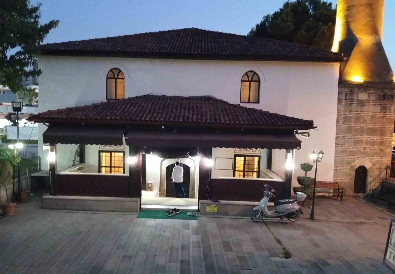 Samsun’un Bafra ilçesinde camiden hasır çalındı. Olay, Büyük Cami Mahallesi’nde