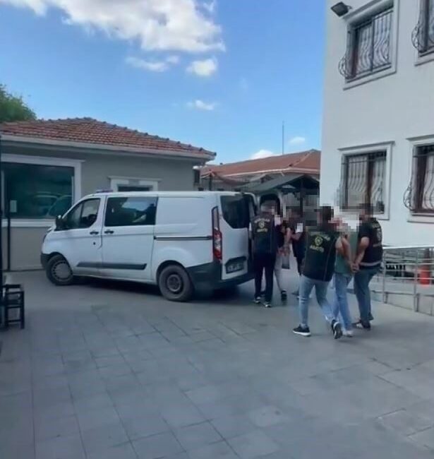 İstanbul Bağcılar’da iş yerine silahla ateş açan şüphelilere yönelik düzenlenen