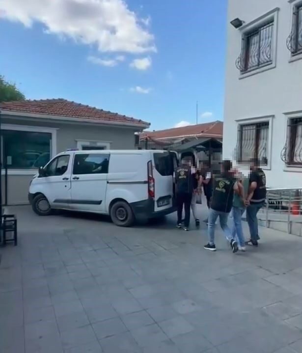 İstanbul Bağcılar’da iş yerine silahla ateş açan şüphelilere yönelik düzenlenen