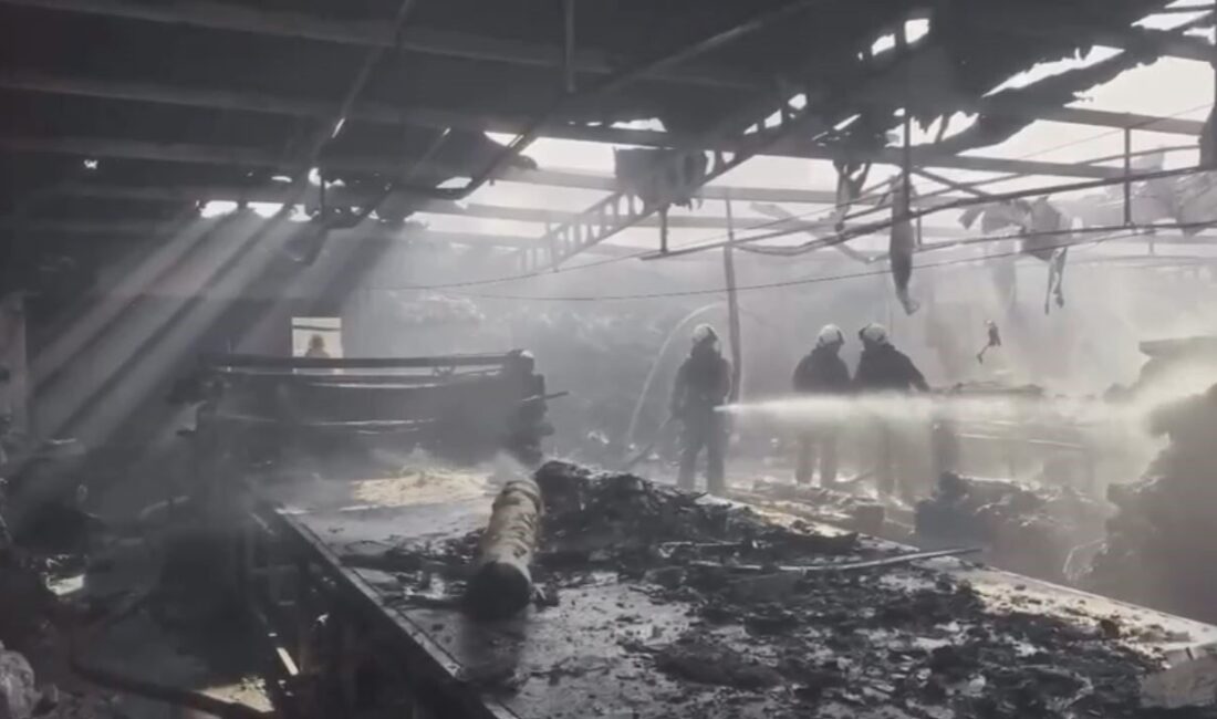 İstanbul’un Bağcılar ilçesinde bulunan üç katlı tekstil atölyesinin çatısında sabah