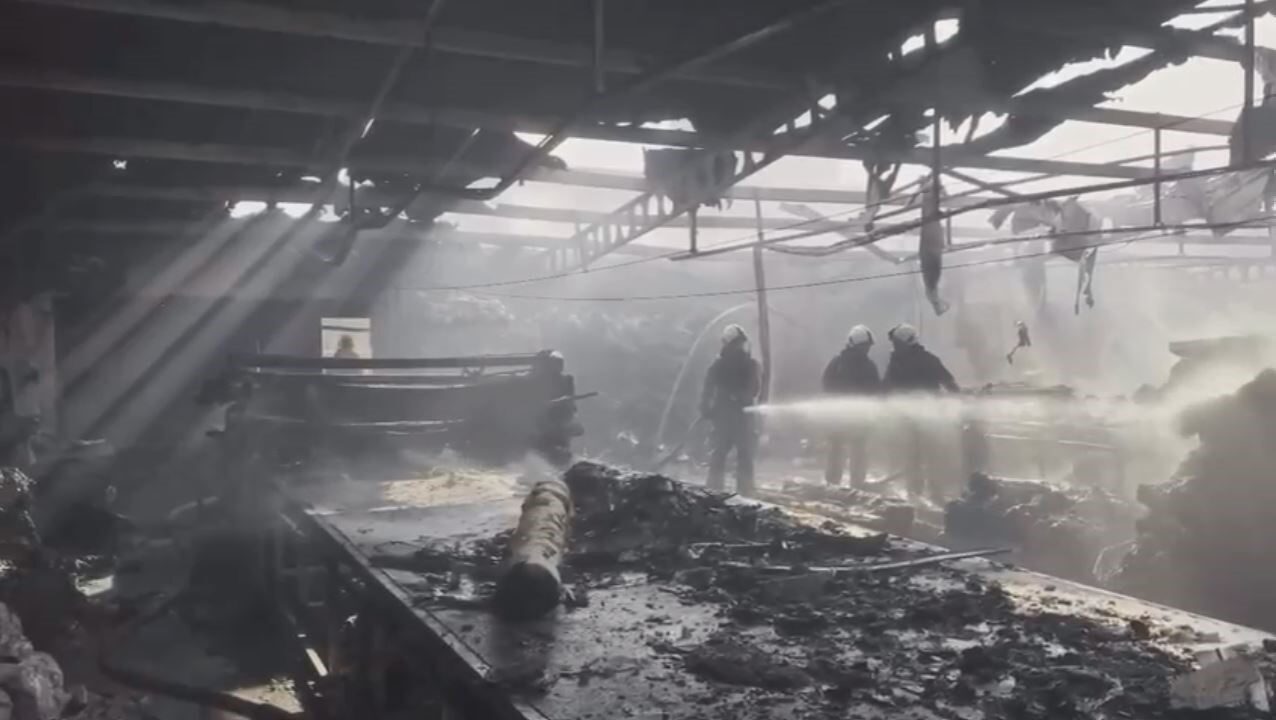 İstanbul’un Bağcılar ilçesinde bulunan üç katlı tekstil atölyesinin çatısında sabah