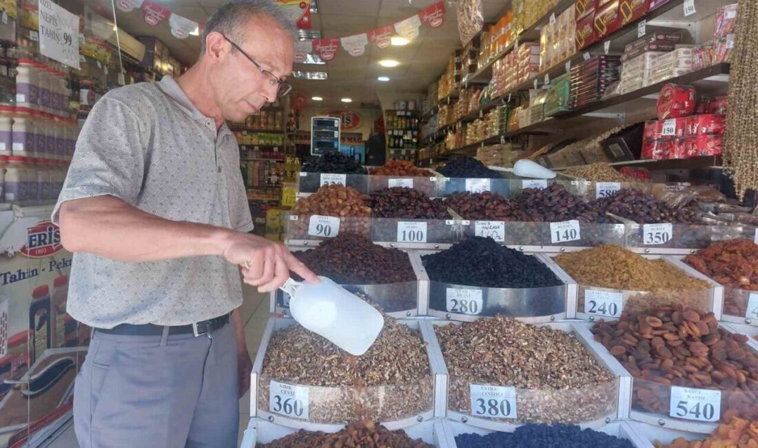 Kuru yemişlerin sağlığa yararlarından bahseden satıcı Recai Polat, alım gücünün