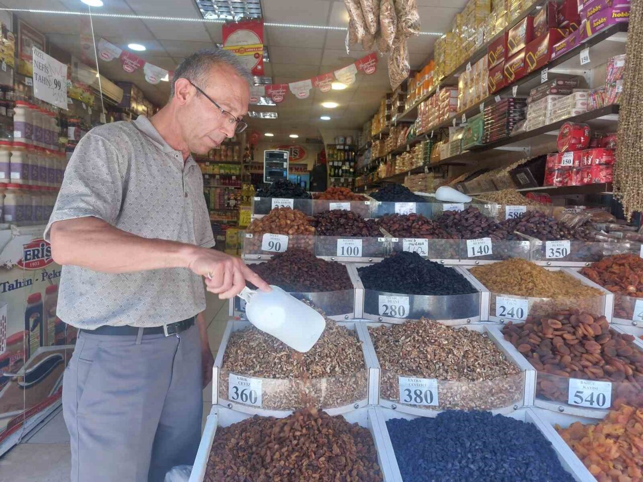 Kuru yemişlerin sağlığa yararlarından bahseden satıcı Recai Polat, alım gücünün