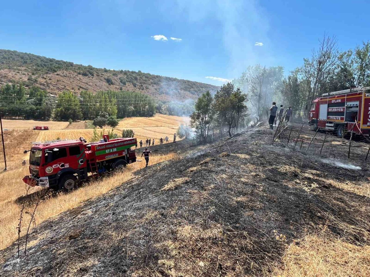 Karabük’ün Eflani ilçesinde çıkan bahçe yangını ekiplerin hızlı müdahalesiyle evlere