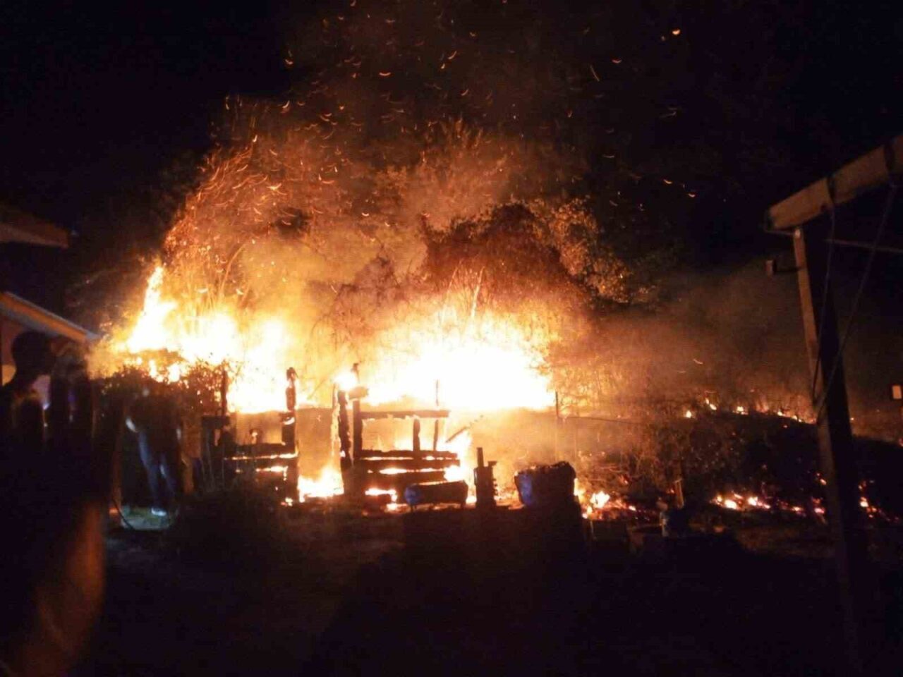Kastamonu’nun Bozkurt ilçesinde bahçelik alanda çıkan yangın, ekiplerin müdahalesiyle ormana