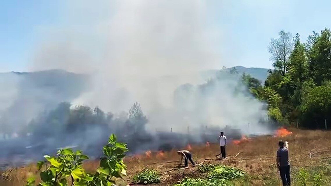 Karabük’ün Yenice ilçesine bağlı Yortan beldesinde bahçede çıkan ot yangını,