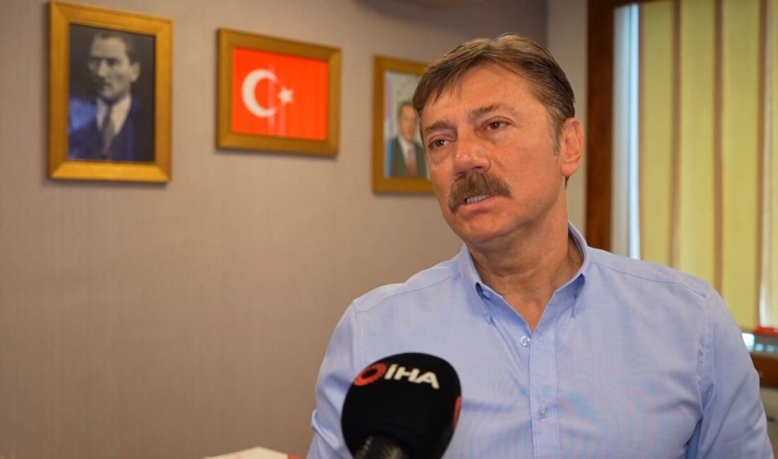 Bahçelievler Belediye Başkanı Hakan Bahadır, bir pazar ziyaretinde domatesin yüksek