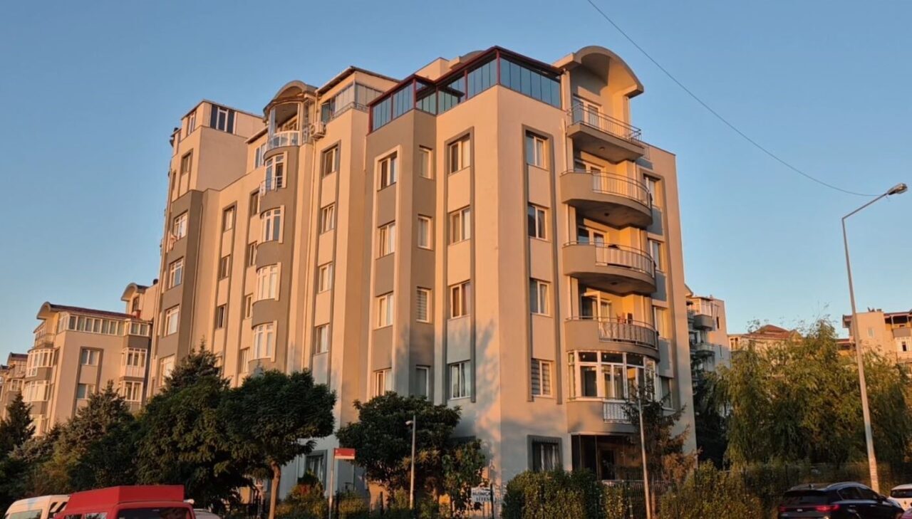 Bahçeşehir’de boşanma aşamasında olduğu eşinin oturduğu siteye moto kurye kılığında